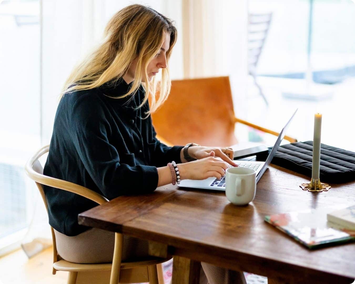 Kvinne som sitter konsentrert på pcen