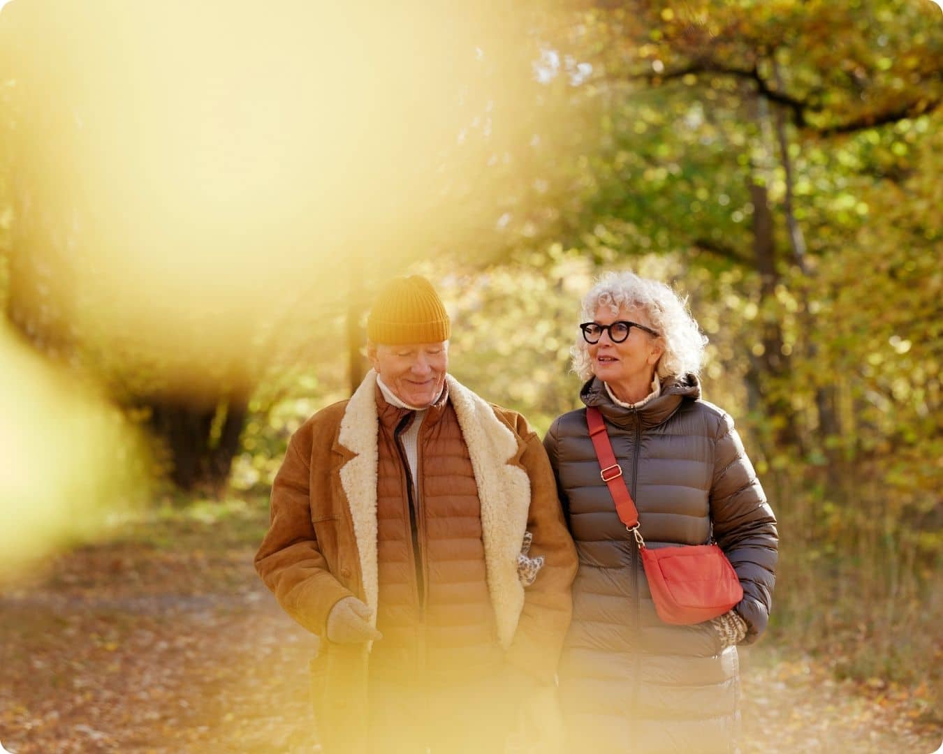 En eldre kvinne og mann som går sammen i naturen